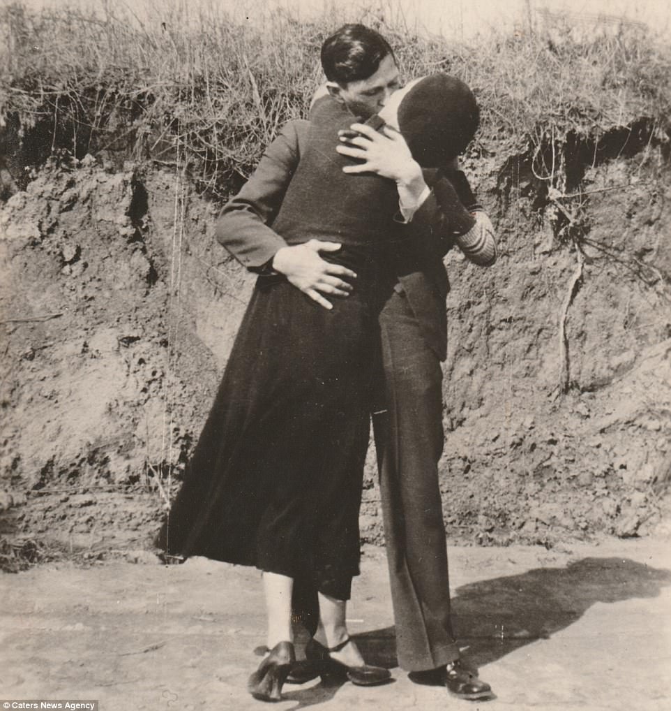 photo de bonnie et clyde s'embrassant